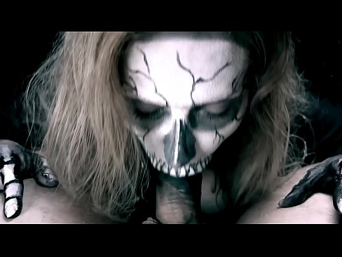 ❤️ Dämonenmädchen lutscht Schwanz mit ihrem schwarzen Mund und schluckt Sperma. ❤️ Porno bei uns