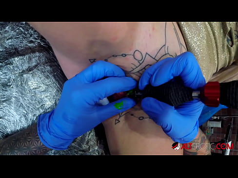 ❤️ Extrem tätowierte Hottie Sully Savage hat ein Tattoo auf ihrer Klitoris ❤️ Porno bei uns