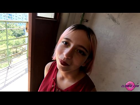 ❤️ Studentin saugt einen Fremden im Outback - Sperma auf seinem Gesicht ❤️ Porno bei uns